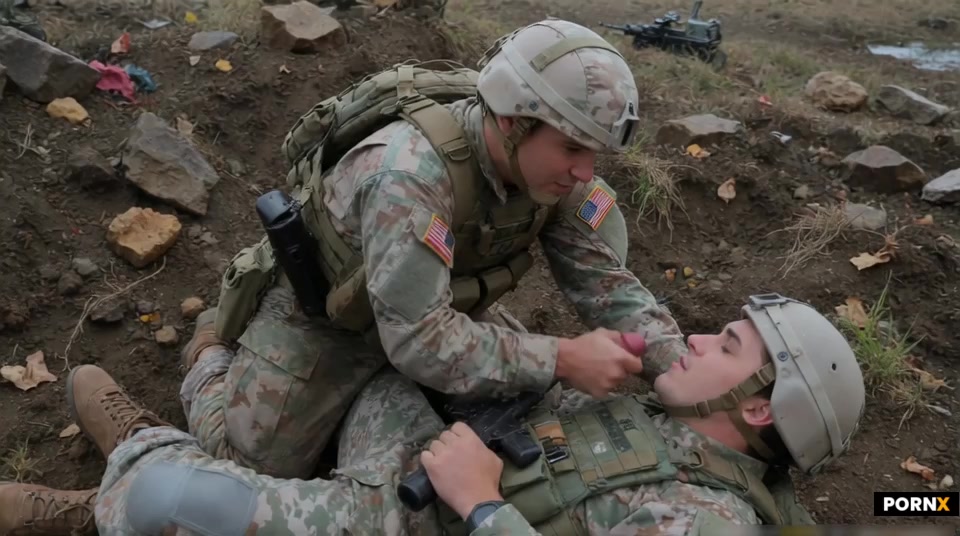 un militaire américain complètement équipé se branle et éjacule sur son binôme complètement équipé d