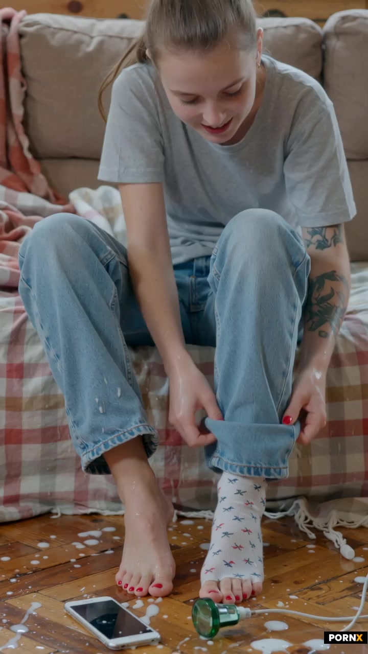 elle montre ses pieds avec des collants ensuite beaucoup de sperme coule partout sur elle et même su