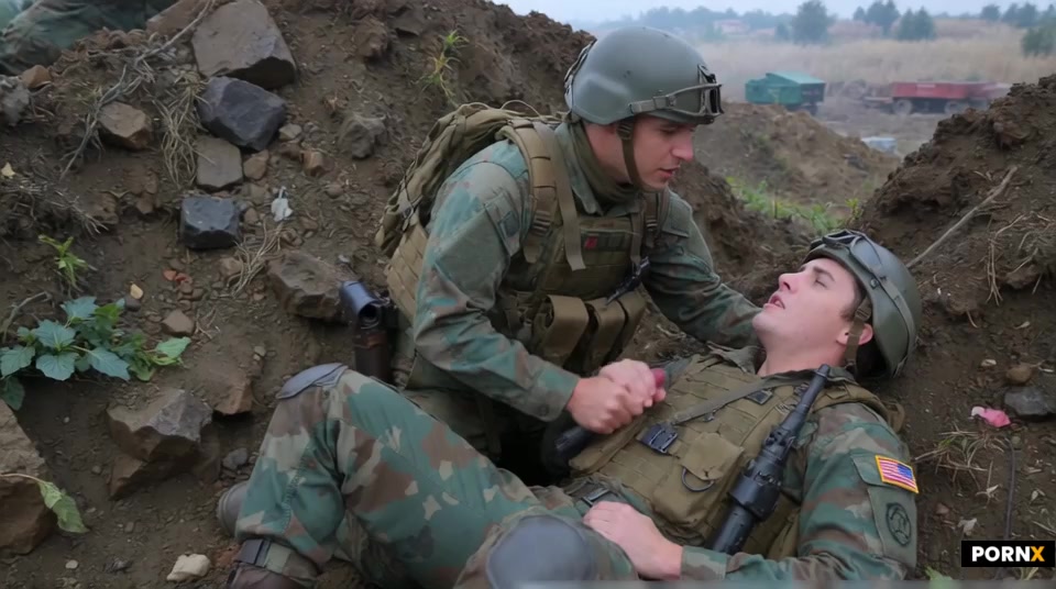 un militaire complètement équipé se branle et éjacule sur son binôme complètement équipé dans un cha